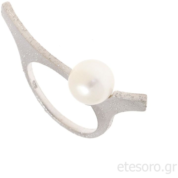 Silver ring and fresh water pearl
